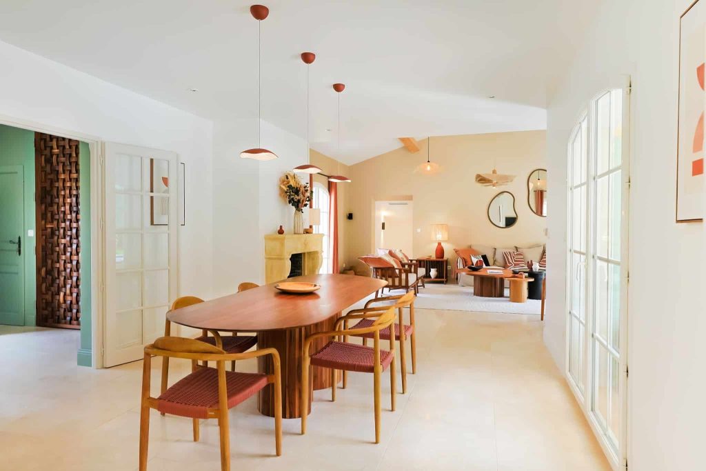 Dining room with large volumes in a renovated residence near Cannes