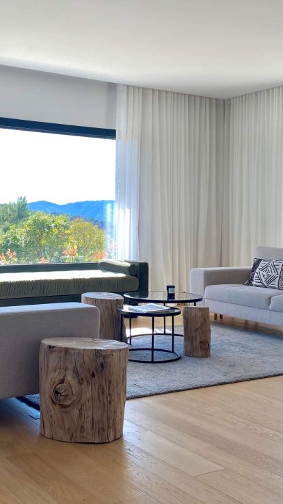 Salon avec vue sur les collines d'une villa aménagée à Mougins